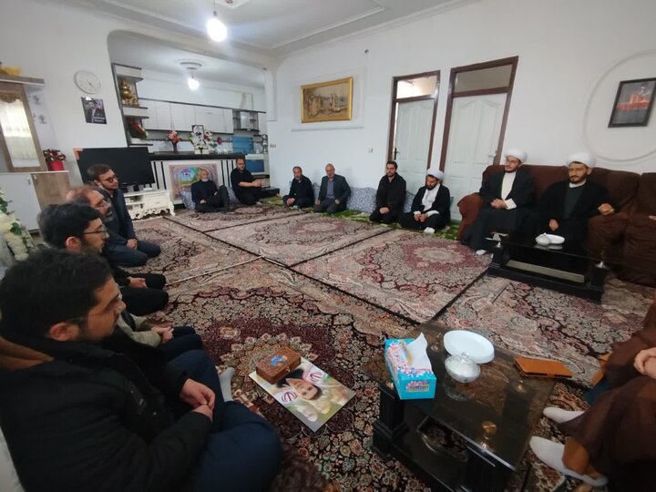 تصاویر/ دیدار مدیر، اساتید و جمعی از طلاب مدرسه علمیه امام صادق علیه‌السلام شهرستان نقده با خانواده شهید عبدالی