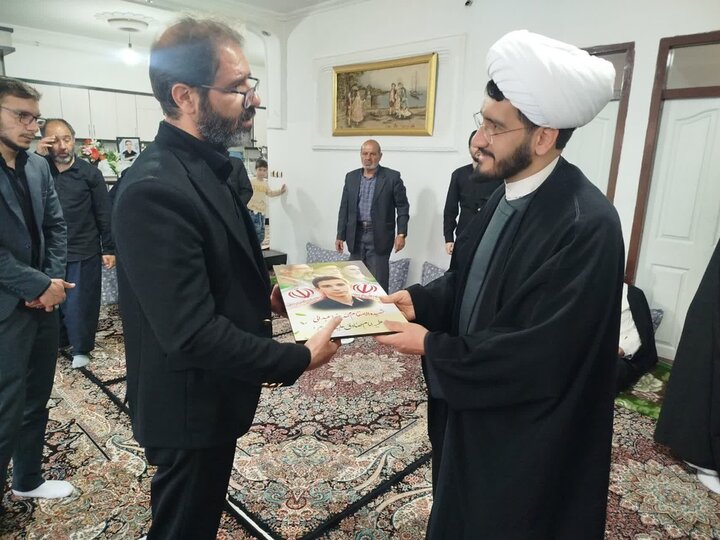 تصاویر/ دیدار مدیر، اساتید و جمعی از طلاب مدرسه علمیه امام صادق علیه‌السلام شهرستان نقده با خانواده شهید عبدالی