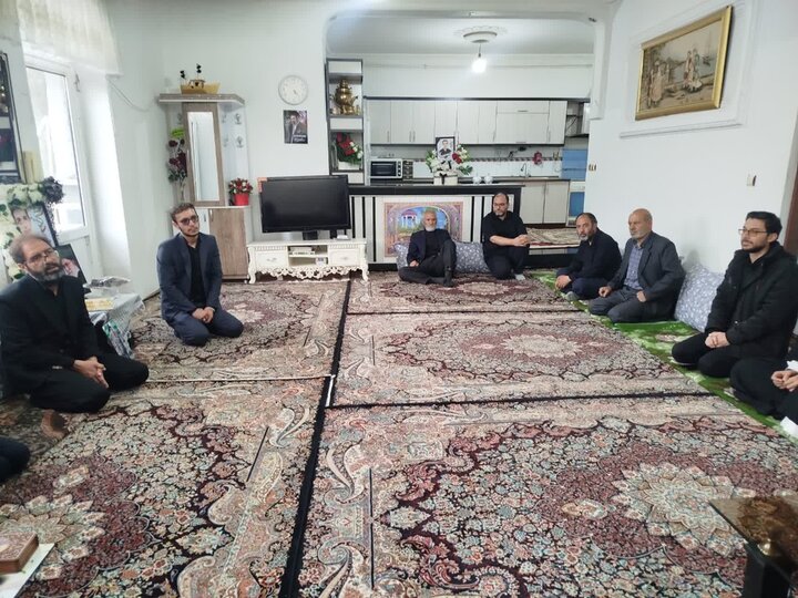 تصاویر/ دیدار مدیر، اساتید و جمعی از طلاب مدرسه علمیه امام صادق علیه‌السلام شهرستان نقده با خانواده شهید عبدالی
