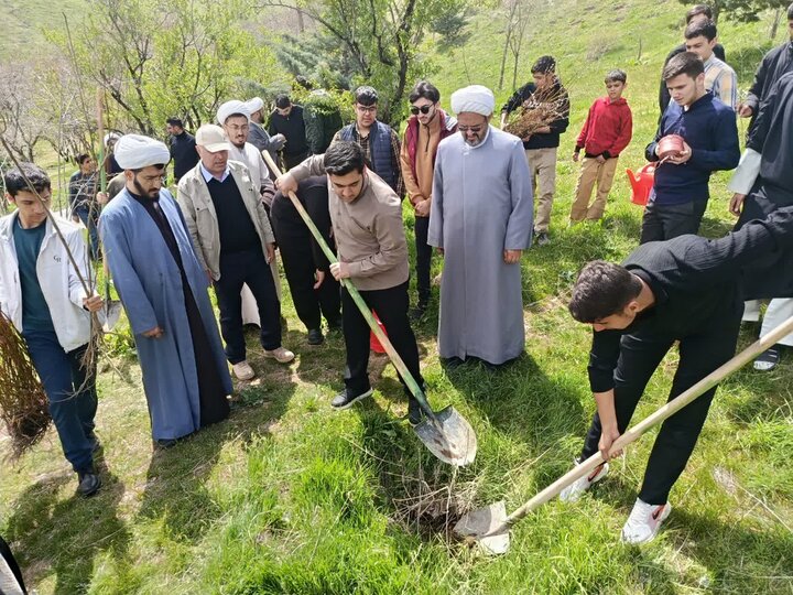 تصاویر/ پویش درختکاری به همت طلاب مدرسه علمیه امام صادق (ع) نقده