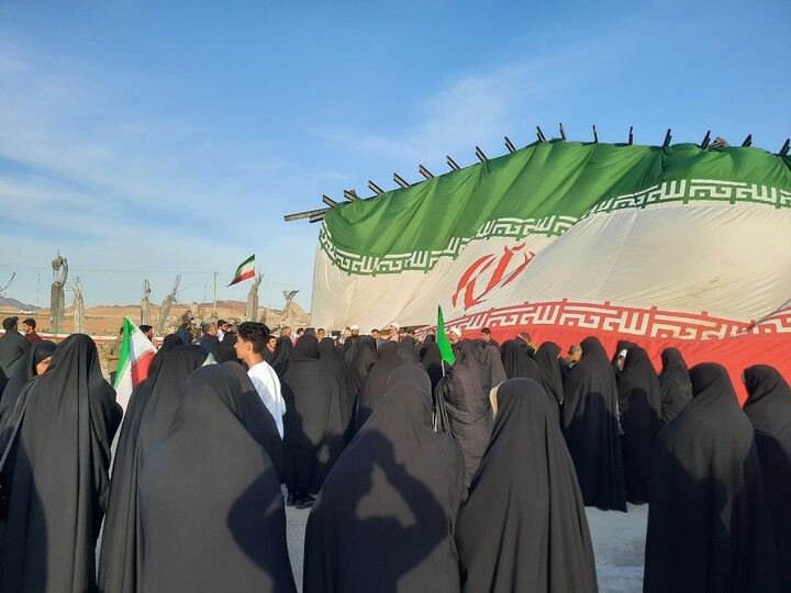 تصاویر/ حضور کاروان سفیران کریمه اهل بیت(س) در محل شهادت شهدای جنگ تحمیلی سوم در شهر درجزین
