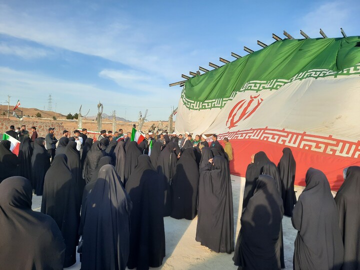 تصاویر/ حضور کاروان سفیران کریمه اهل بیت(س) در محل شهادت شهدای جنگ تحمیلی سوم در شهر درجزین