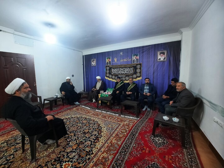 تصاویر/ حضور کاروان سفیران کریمه اهل بیت(س) در دفتر امام جمعه درجزین