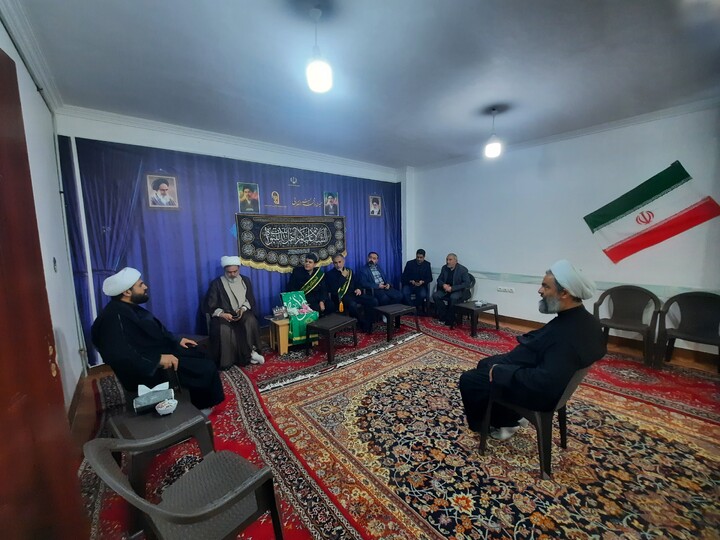 تصاویر/ حضور کاروان سفیران کریمه اهل بیت(س) در دفتر امام جمعه درجزین