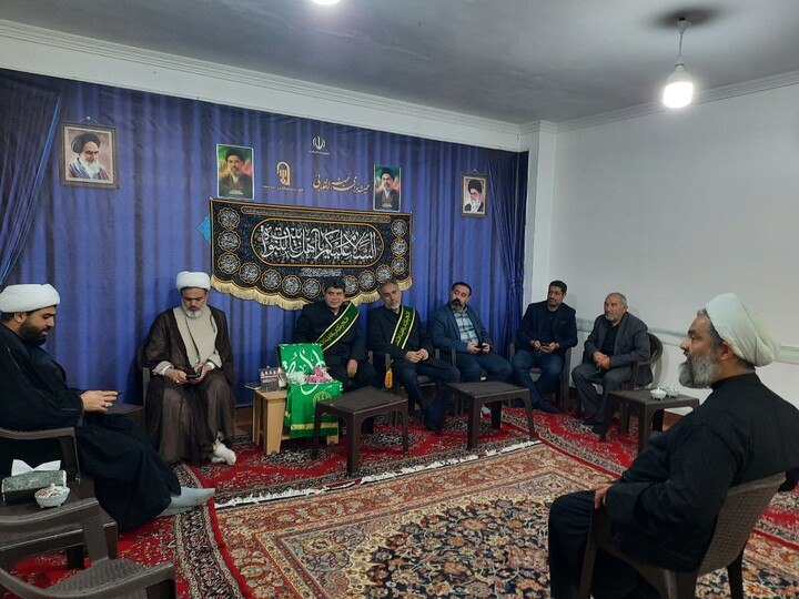 تصاویر/ حضور کاروان سفیران کریمه اهل بیت(س) در دفتر امام جمعه درجزین
