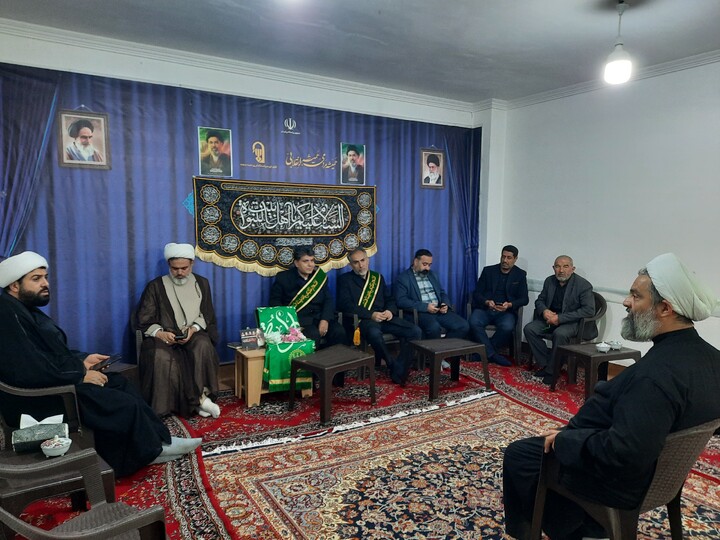 تصاویر/ حضور کاروان سفیران کریمه اهل بیت(س) در دفتر امام جمعه درجزین