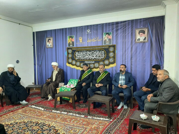 تصاویر/ حضور کاروان سفیران کریمه اهل بیت(س) در دفتر امام جمعه درجزین
