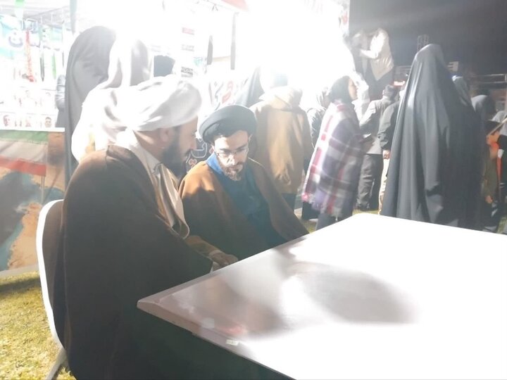 تصاویر/ برپایی مواکب جهاد تبیین با محوریت پاسخ به شبهات و سوالات با حضور اساتید مدرسه علمیه امام خمینی  ارومیه