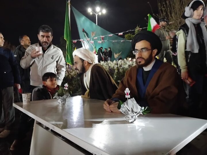تصاویر/ برپایی مواکب جهاد تبیین با محوریت پاسخ به شبهات و سوالات با حضور اساتید مدرسه علمیه امام خمینی  ارومیه