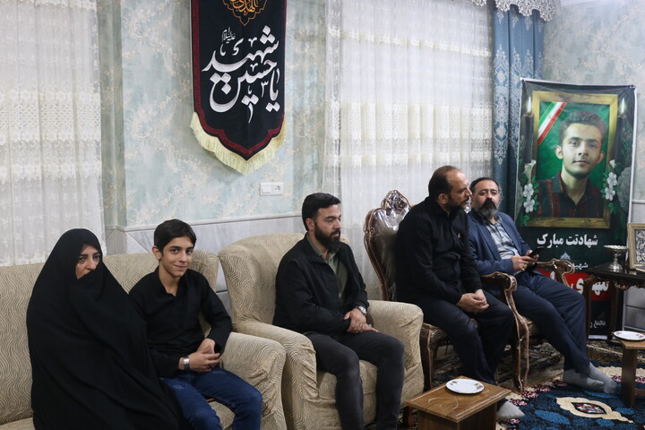 تصاویر/ دیدار کاروان سفیران اهل بیت(ع) با خانواده شهید مهدی حامدی