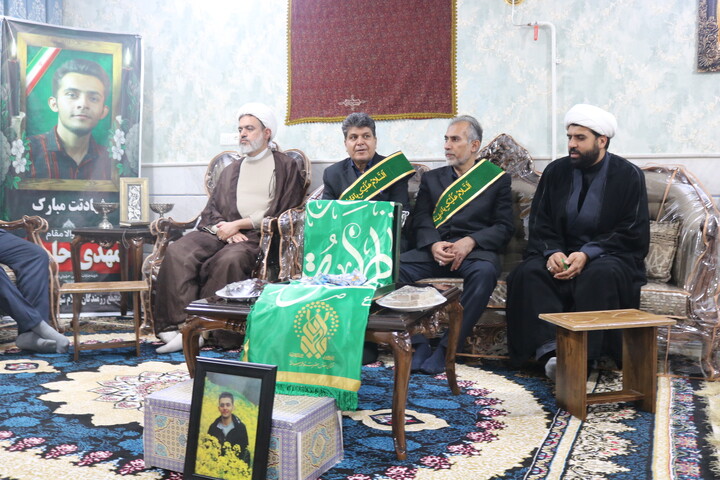 تصاویر/ دیدار کاروان سفیران اهل بیت(ع) با خانواده شهید مهدی حامدی
