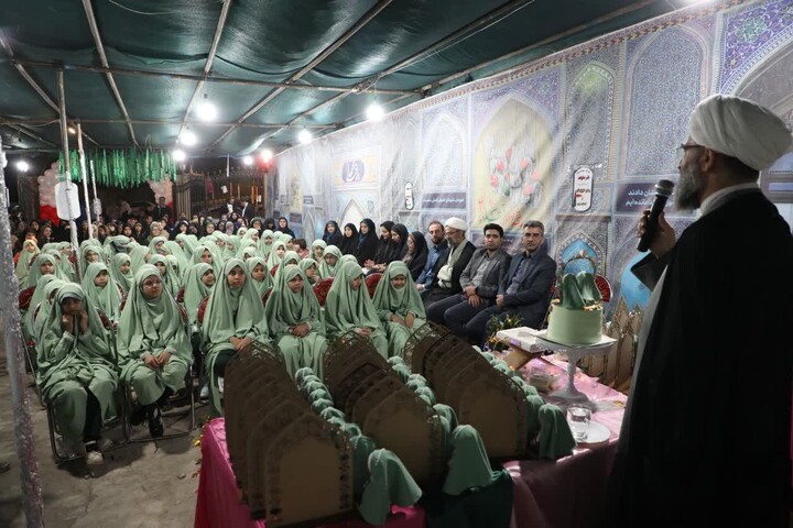 حجت‌الاسلام والمسلمین مطیعی در جمع دختران دبستان فاطمة‌الزهرا(س) سمنان