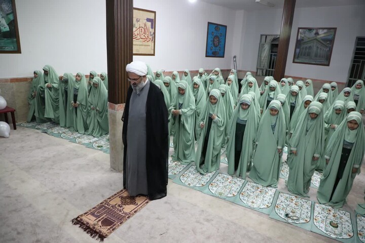 حجت‌الاسلام والمسلمین مطیعی در جمع دختران دبستان فاطمة‌الزهرا(س) سمنان