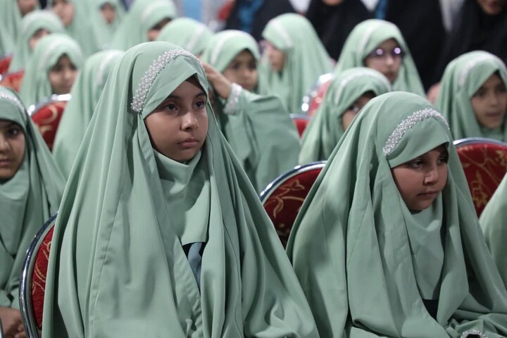 حجت‌الاسلام والمسلمین مطیعی در جمع دختران دبستان فاطمة‌الزهرا(س) سمنان