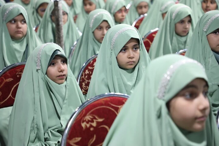 حجت‌الاسلام والمسلمین مطیعی در جمع دختران دبستان فاطمة‌الزهرا(س) سمنان