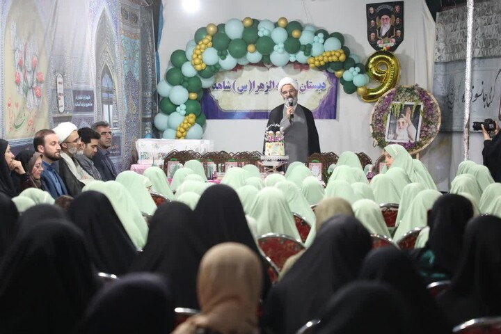 حجت‌الاسلام والمسلمین مطیعی در جمع دختران دبستان فاطمة‌الزهرا(س) سمنان