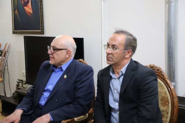 تصاویر/دیدار استاندار مرکزی با خانواده  شهیده مهسا طاهری از شهدای جنگ رمضان