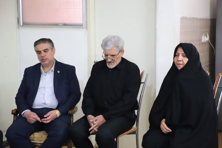تصاویر/دیدار استاندار مرکزی با خانواده  شهیده مهسا طاهری از شهدای جنگ رمضان