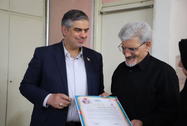تصاویر/دیدار استاندار مرکزی با خانواده  شهیده مهسا طاهری از شهدای جنگ رمضان