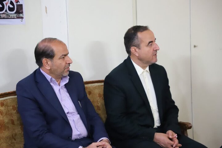 تصاویر/دیدار استاندار مرکزی با خانواده  شهیده مهسا طاهری از شهدای جنگ رمضان