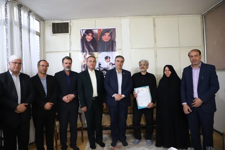 تصاویر/دیدار استاندار مرکزی با خانواده  شهیده مهسا طاهری از شهدای جنگ رمضان