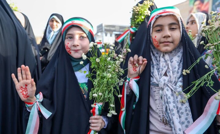 تصاویر/اجتماع دختران اراکی در میدان شهدا به مناسبت ولادت حضرت معصومه (س)