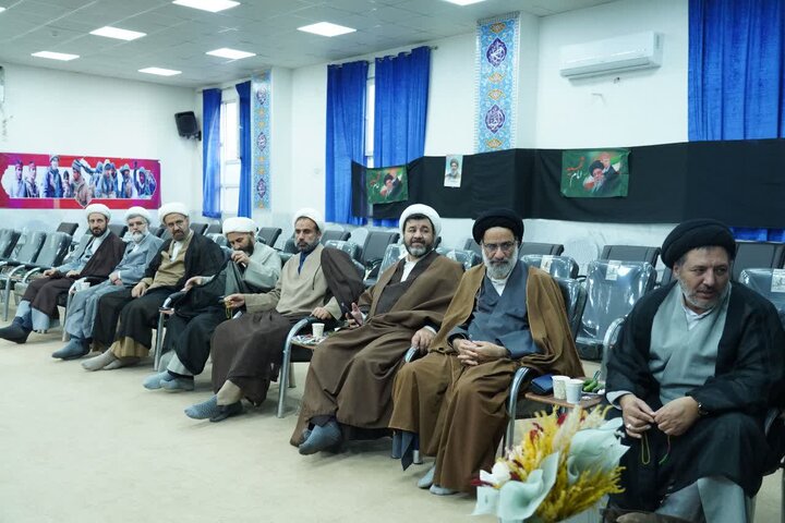تصاویر/دیدار جمعی از روحانیون لرستان با حجت‌الاسلام والمسلمین پوررضا از مسئولان بخش معاونت روحانیت دفتر امام شهید و مقام معظم رهبری(مدظله العالی)