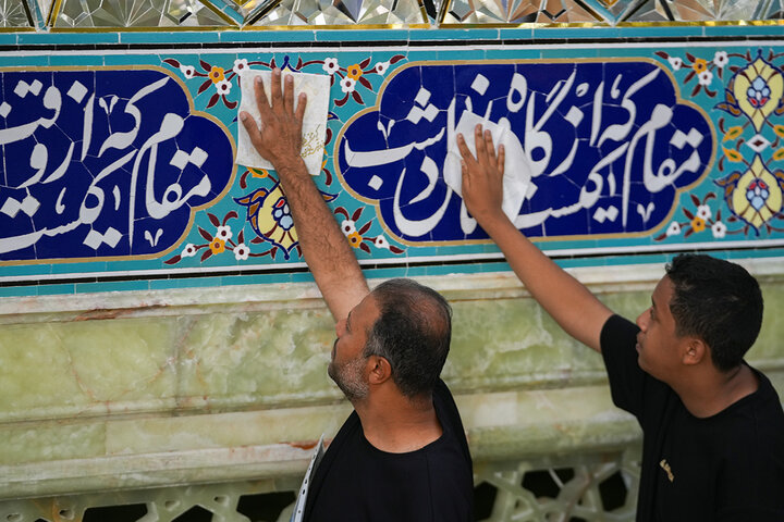 غبارروبی ضریح مطهر حرم حضرت معصومه (س) توسط خانواده شهدای میناب