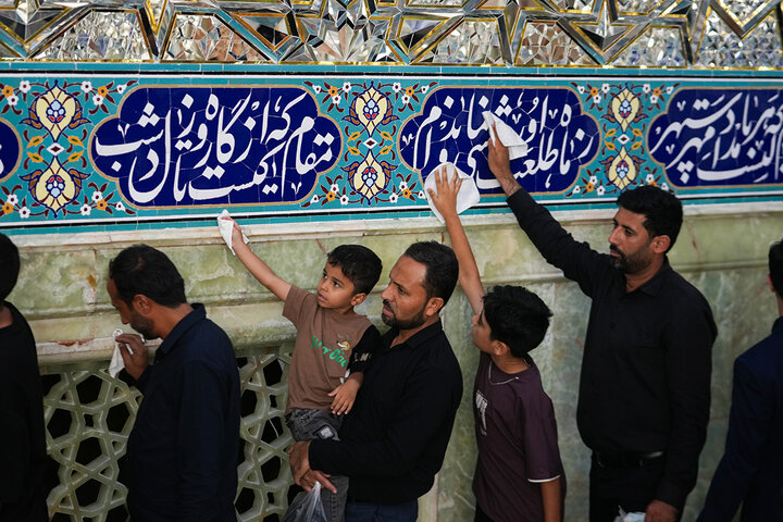 غبارروبی ضریح مطهر حرم حضرت معصومه (س) توسط خانواده شهدای میناب