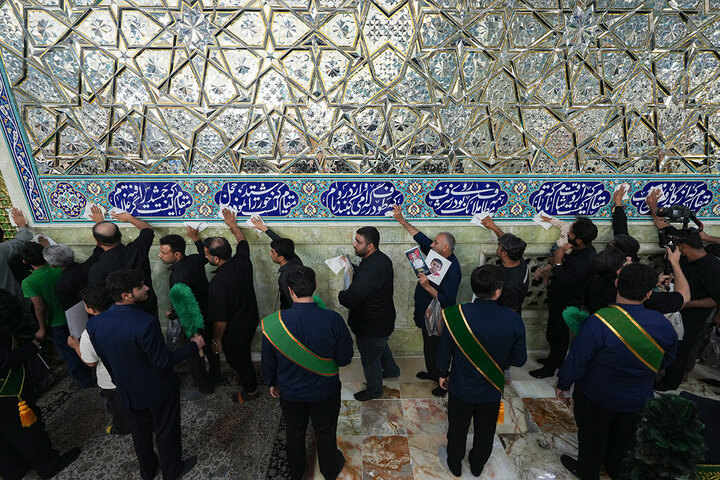 غبارروبی ضریح مطهر حرم حضرت معصومه (س) توسط خانواده شهدای میناب