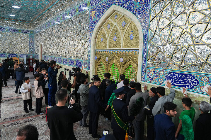 غبارروبی ضریح مطهر حرم حضرت معصومه (س) توسط خانواده شهدای میناب