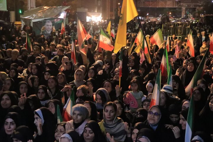 تصاویر/ اجتماع شبانه مردمی شریف شهرستان قرچک در میدان امام خمینی (ره)