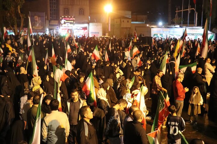 تصاویر/ اجتماع شبانه مردمی شریف شهرستان قرچک در میدان امام خمینی (ره)