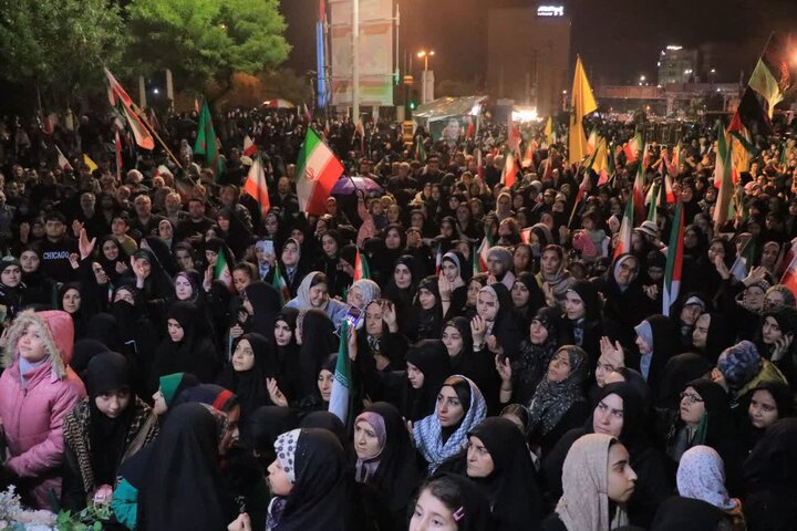 تصاویر/ اجتماع شبانه مردمی شریف شهرستان قرچک در میدان امام خمینی (ره)