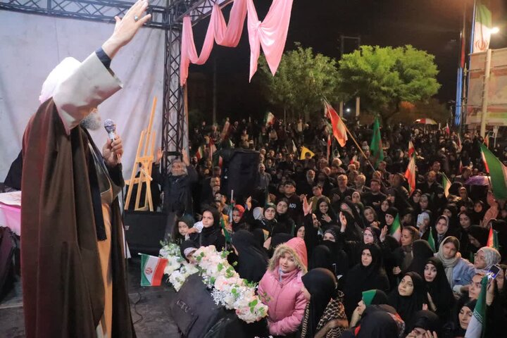 تصاویر/ اجتماع شبانه مردمی شریف شهرستان قرچک در میدان امام خمینی (ره)