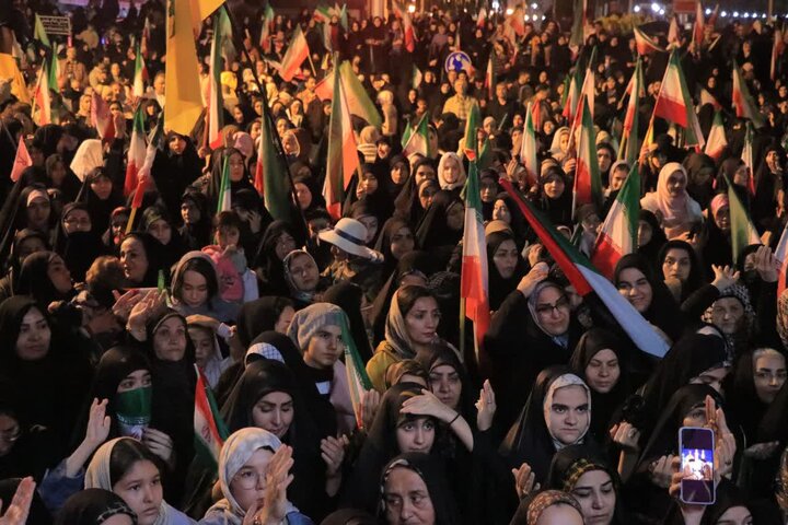 تصاویر/ اجتماع شبانه مردمی شریف شهرستان قرچک در میدان امام خمینی (ره)