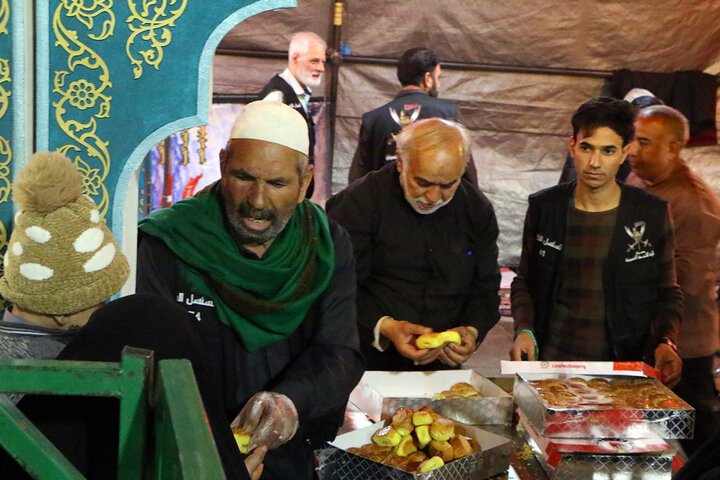 اطعام ۱۵۰ هزار زائر حرم بانوی کرامت در روز میلاد ملیکه قم
