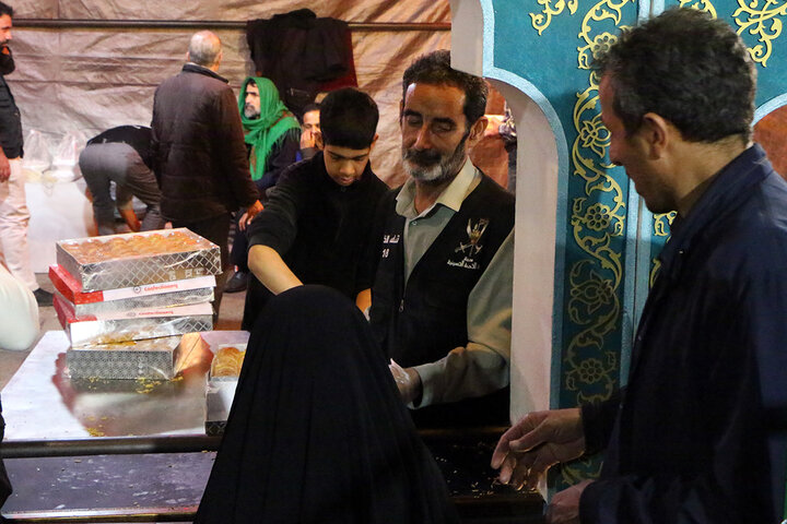 اطعام ۱۵۰ هزار زائر حرم بانوی کرامت در روز میلاد ملیکه قم