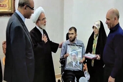 حضور نماینده ولی ‌فقیه و استاندار کرمانشاه در منزل جانباز سرافراز «حسین محمدی»+عکس