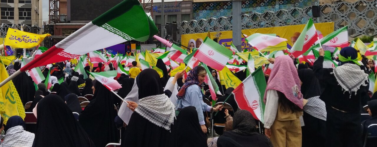 اجتماع دختران آرمانی به یاد شهدای میناب برگزار شد/ بیعت دختران زینبی با حضرت آیت الله سیدمجتبی خامنه‌ای