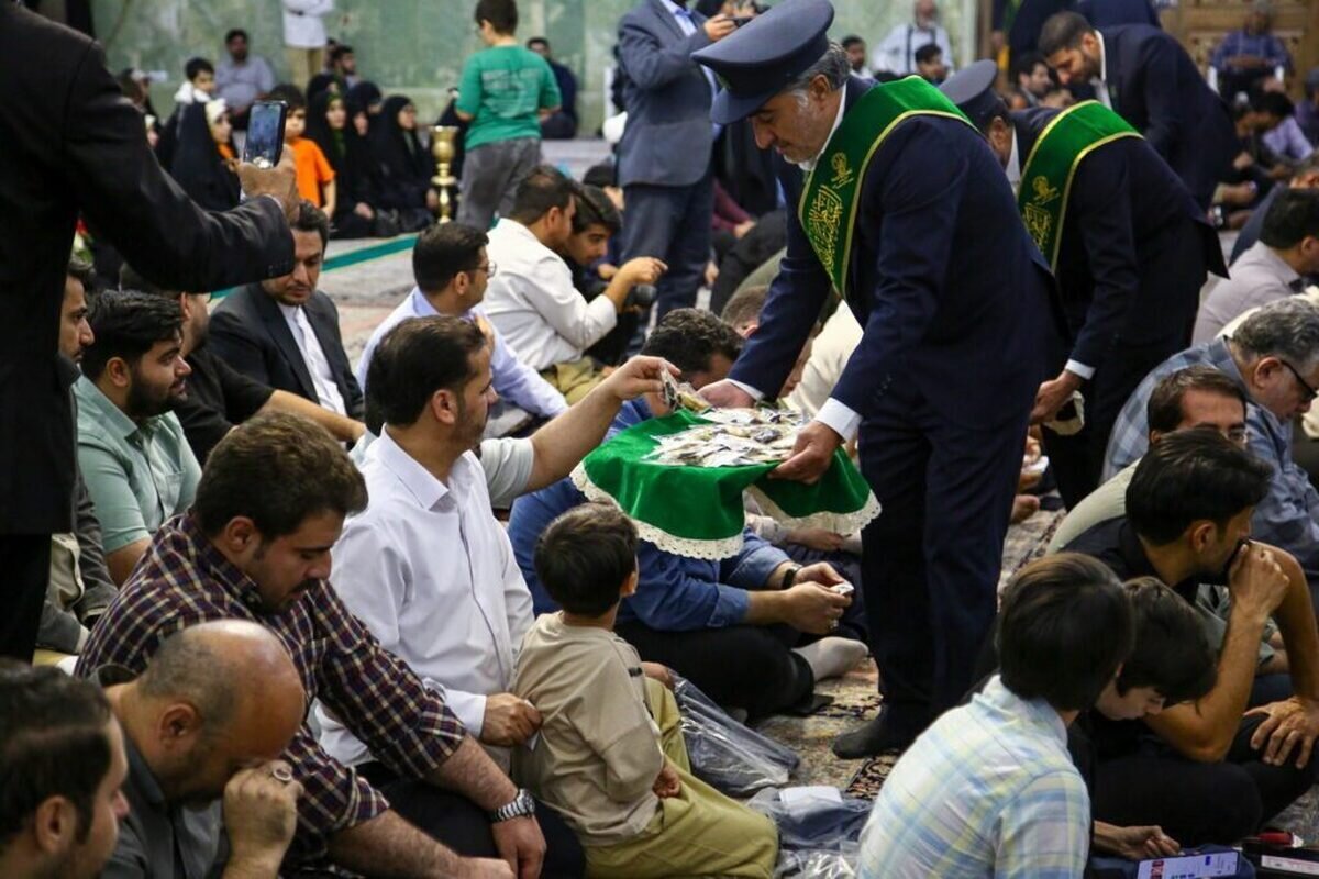 غبار روبی حرم مطهر حضرت معصومه(س) توسط خادمیاران رضوی کاشان