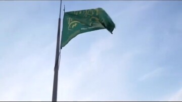 فیلم| اهتزاز پرچم سبز رضوی در روستای عباسی گناوه