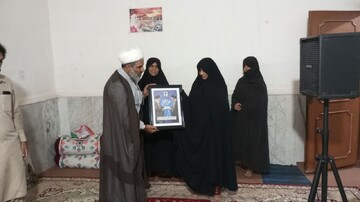 تصاویر/ حضور کادر مدارس علمیه ایرانشهر در منزل شهید سعید چملی از شهدای جنگ رمضان