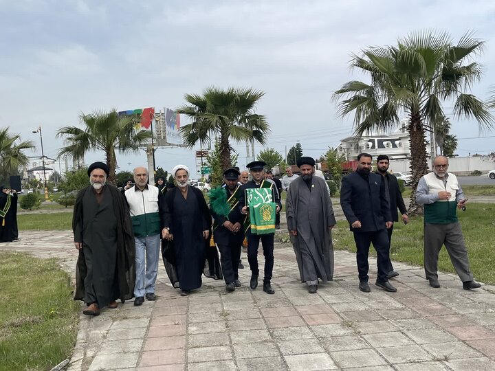 تصاویر/ اهتزاز پرچم حرم حضرت معصومه (س) در میدان نگین شهرستان نوشهر با حضور امام جمعه شهرستان