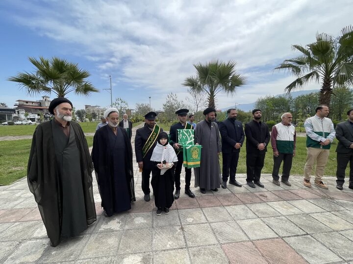تصاویر/ اهتزاز پرچم حرم حضرت معصومه (س) در میدان نگین شهرستان نوشهر با حضور امام جمعه شهرستان