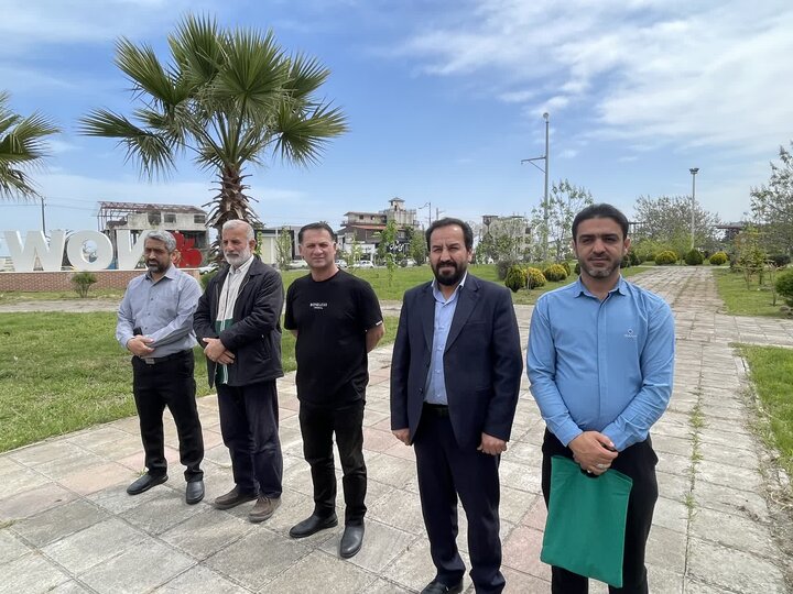 تصاویر/ اهتزاز پرچم حرم حضرت معصومه (س) در میدان نگین شهرستان نوشهر با حضور امام جمعه شهرستان