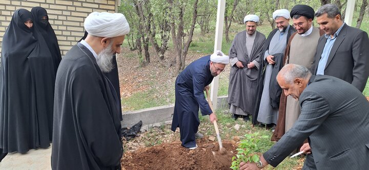 تصاویر| ادای احترام به رهبر شهید در یاسوج؛ غرس نهال توسط حجت‌الاسلام والمسلمین علیزاده در بدو ورود به کهگیلویه و بویراحمد