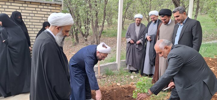 تصاویر| ادای احترام به رهبر شهید در یاسوج؛ غرس نهال توسط حجت‌الاسلام والمسلمین علیزاده در بدو ورود به کهگیلویه و بویراحمد