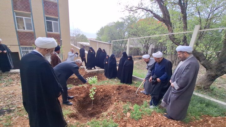 تصاویر| ادای احترام به رهبر شهید در یاسوج؛ غرس نهال توسط حجت‌الاسلام والمسلمین علیزاده در بدو ورود به کهگیلویه و بویراحمد