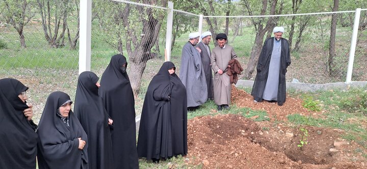 تصاویر| ادای احترام به رهبر شهید در یاسوج؛ غرس نهال توسط حجت‌الاسلام والمسلمین علیزاده در بدو ورود به کهگیلویه و بویراحمد